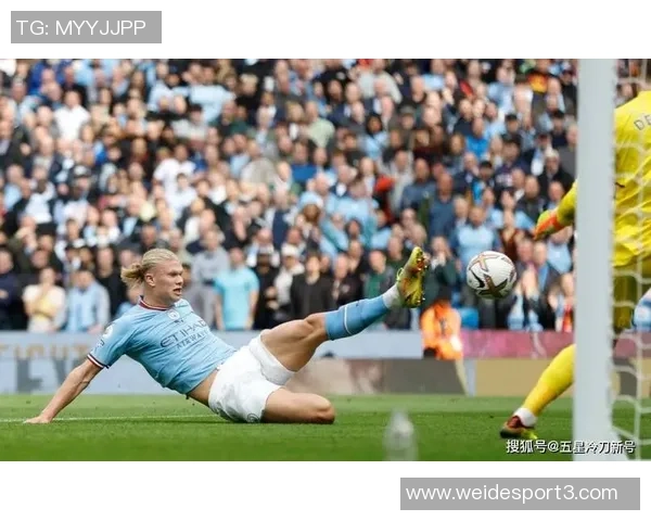 哈兰德铲射破门遭遇重创下身撞击立柱瞬间令人心疼